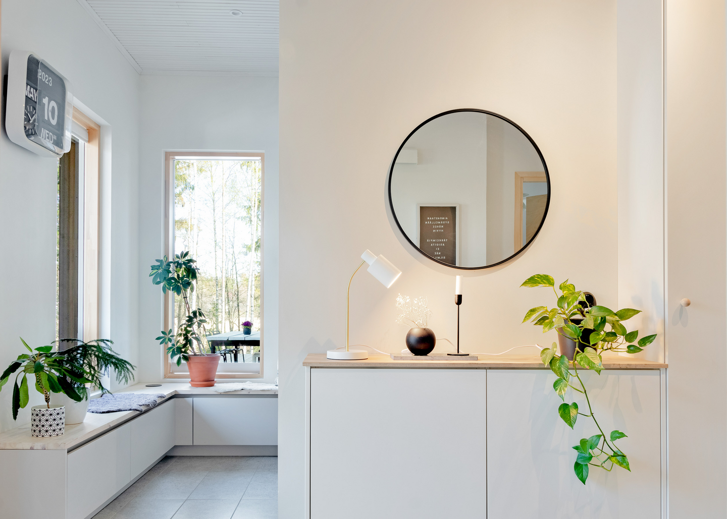 Pöytävalaisin Sessak Darcel mattavalkoinen/messinki