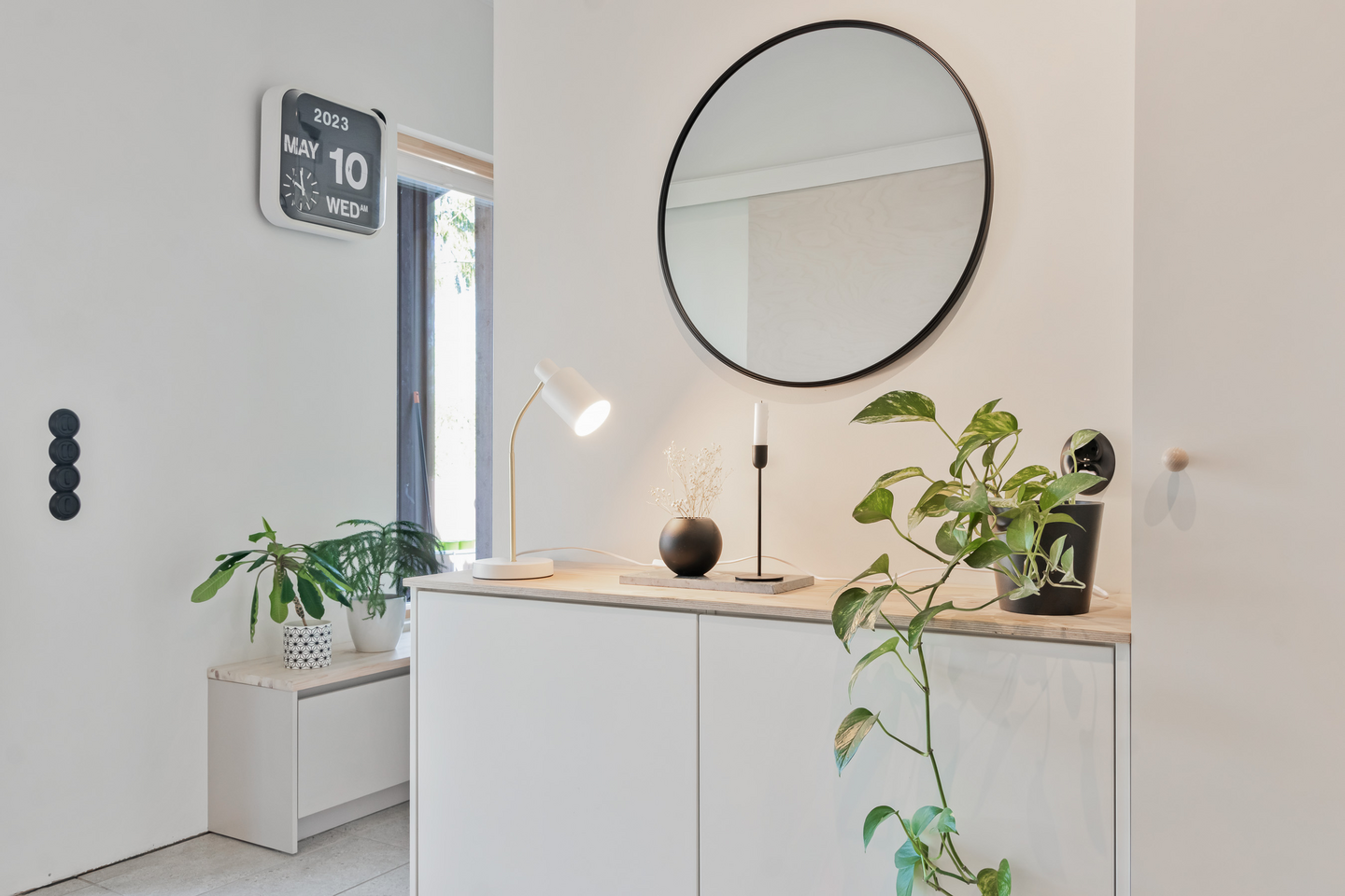 Pöytävalaisin Sessak Darcel mattavalkoinen/messinki