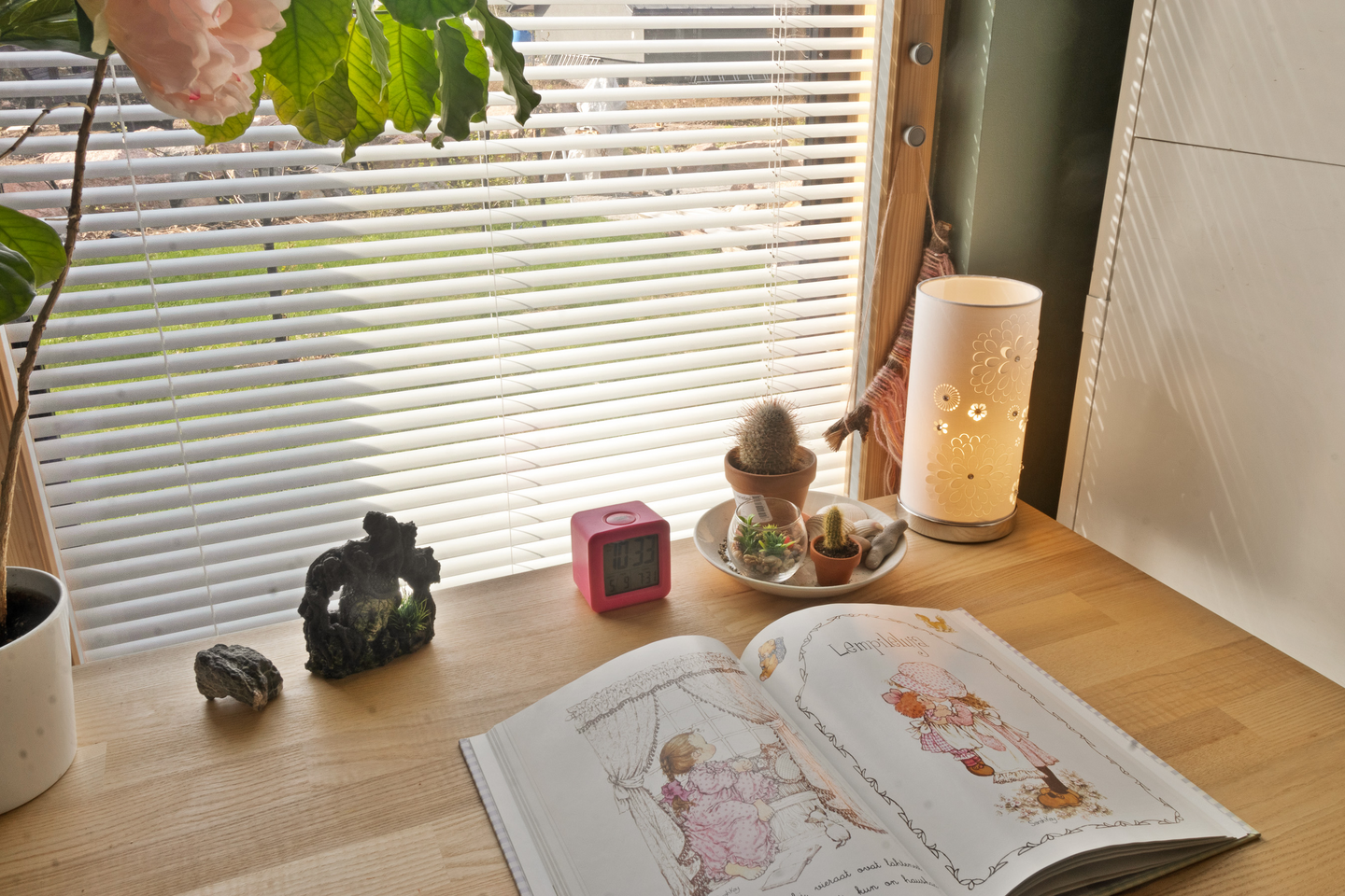 Pöytävalaisin Sessak Carina luonnonvalkoinen