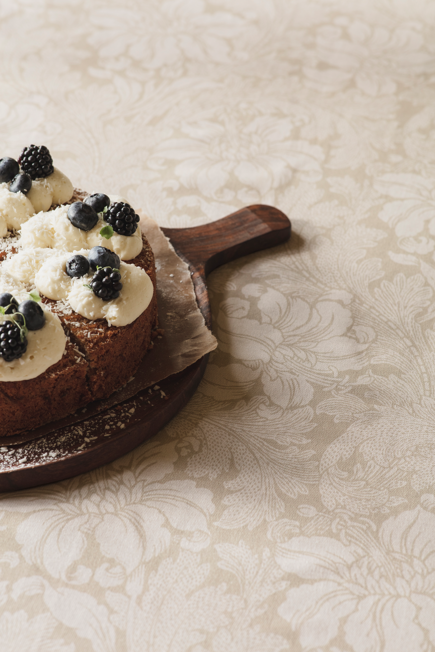 Acanthus-pöytäliina 140x250cm beige