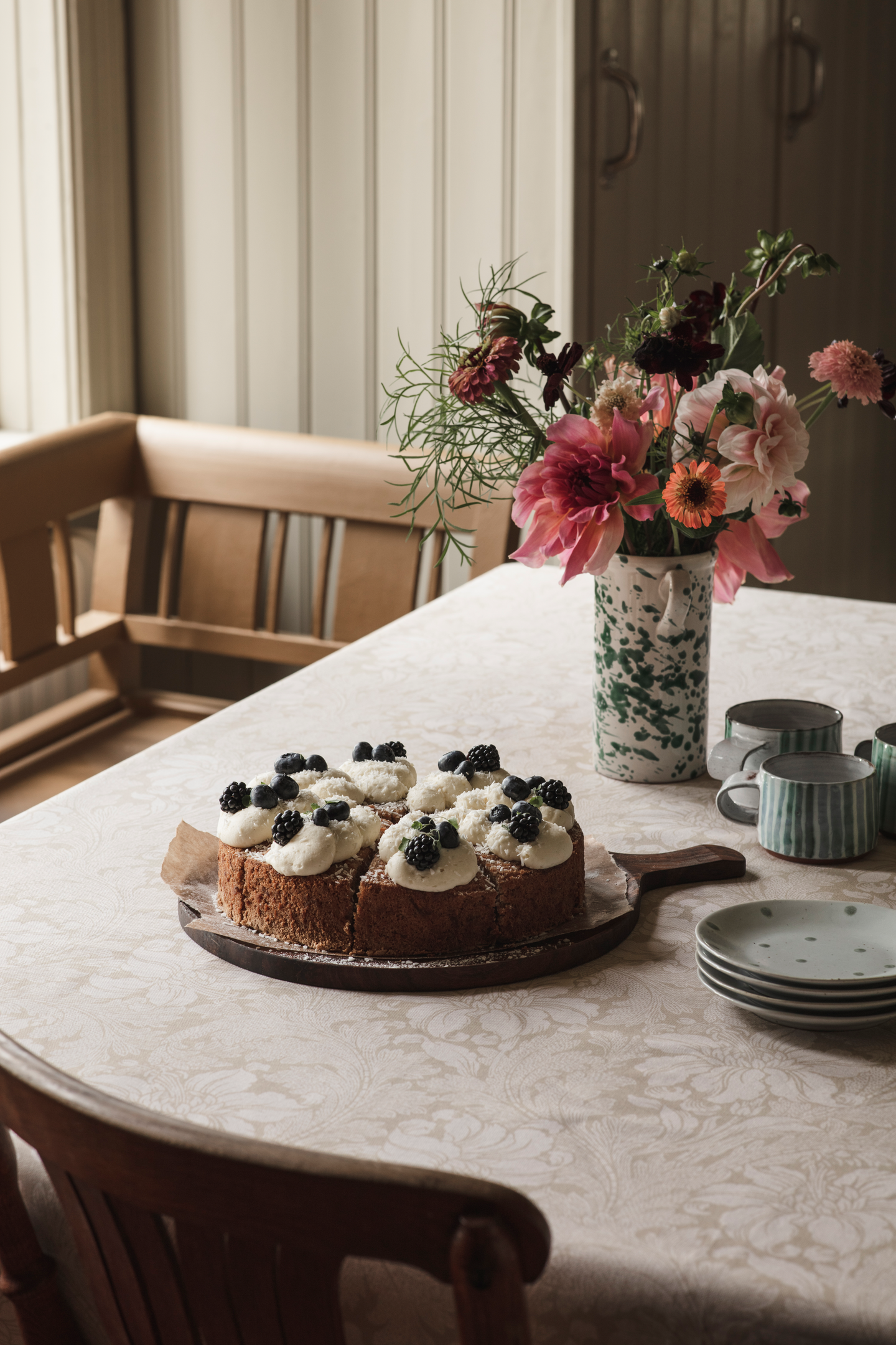 Acanthus-pöytäliina 140x250cm beige