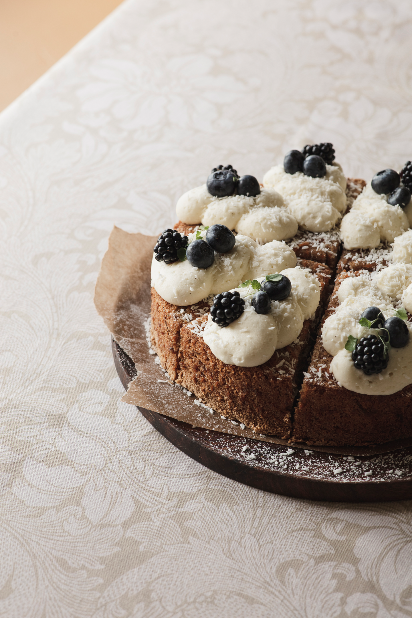 Acanthus-pöytäliina 140x250cm beige