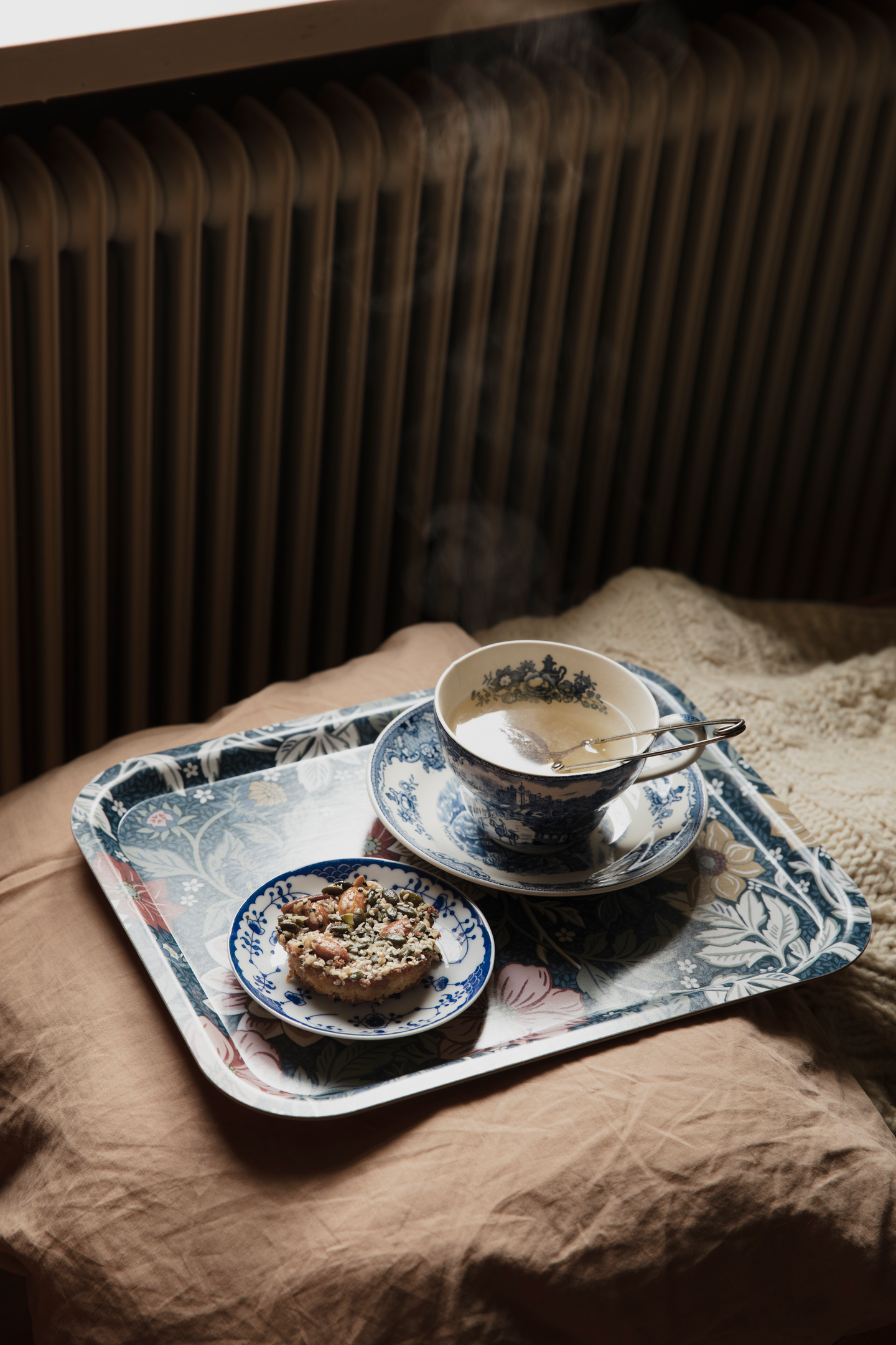 Dahlia Garden -tarjotin 36x28cm sininen