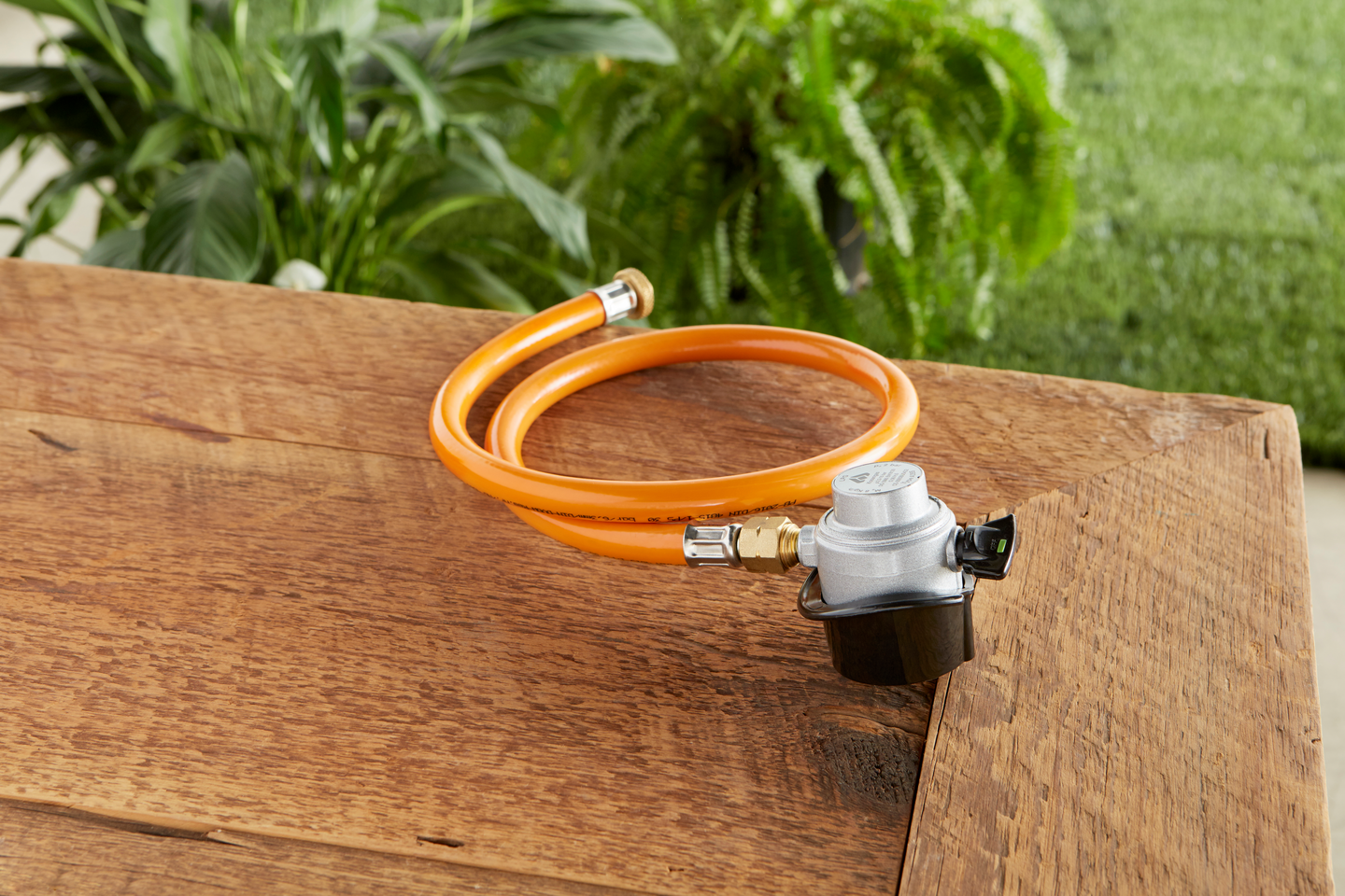 Matalapainesäädin Weber 8449 kaasupullolle