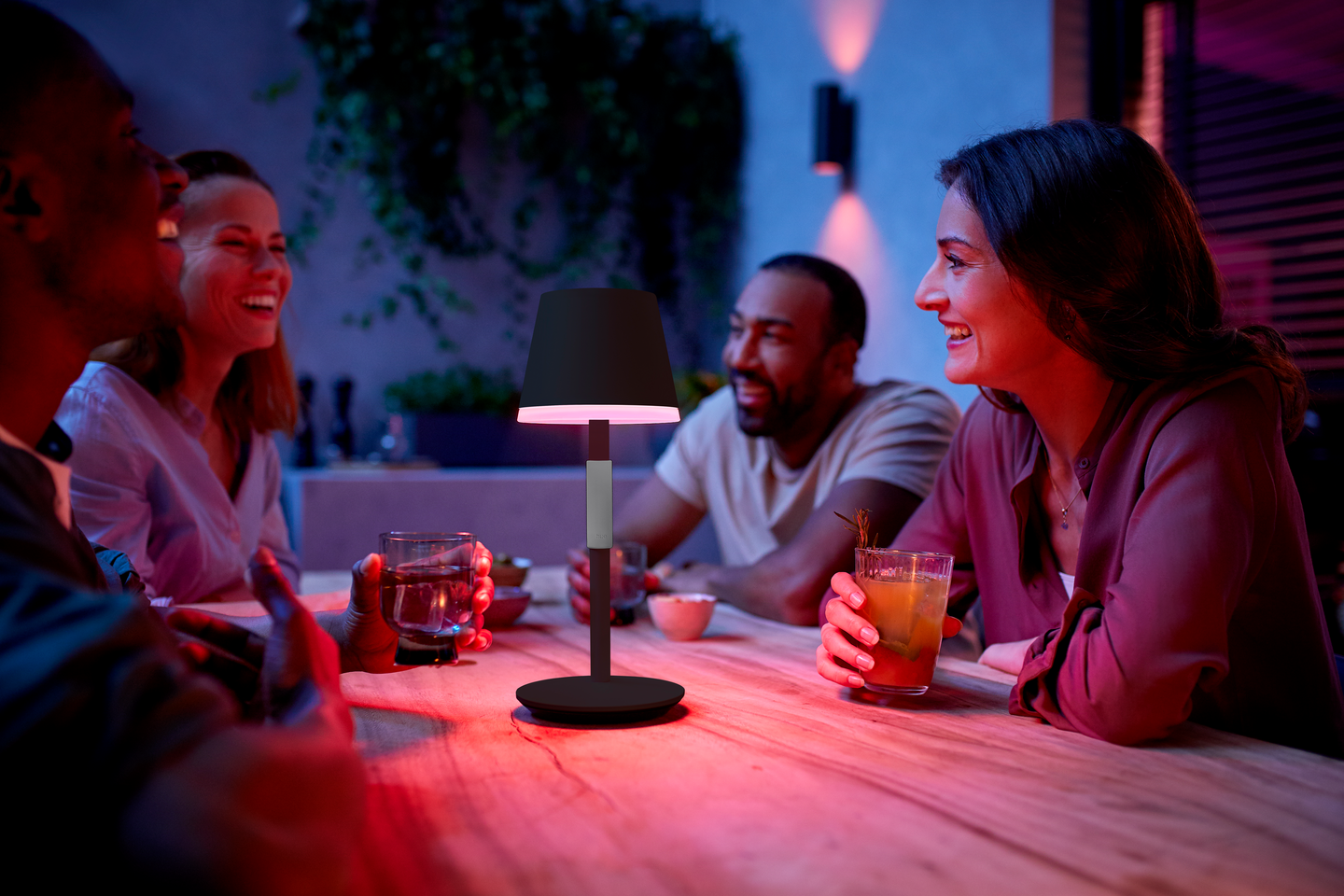 Pöytävalaisin Philips Hue Go 6W 370-530lm 2000-6500K musta