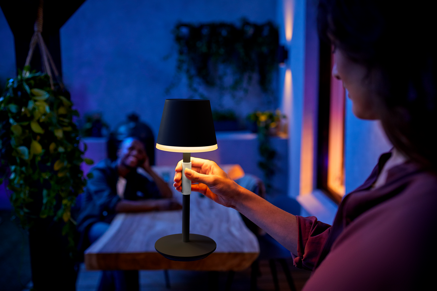 Pöytävalaisin Philips Hue Go 6W 370-530lm 2000-6500K musta