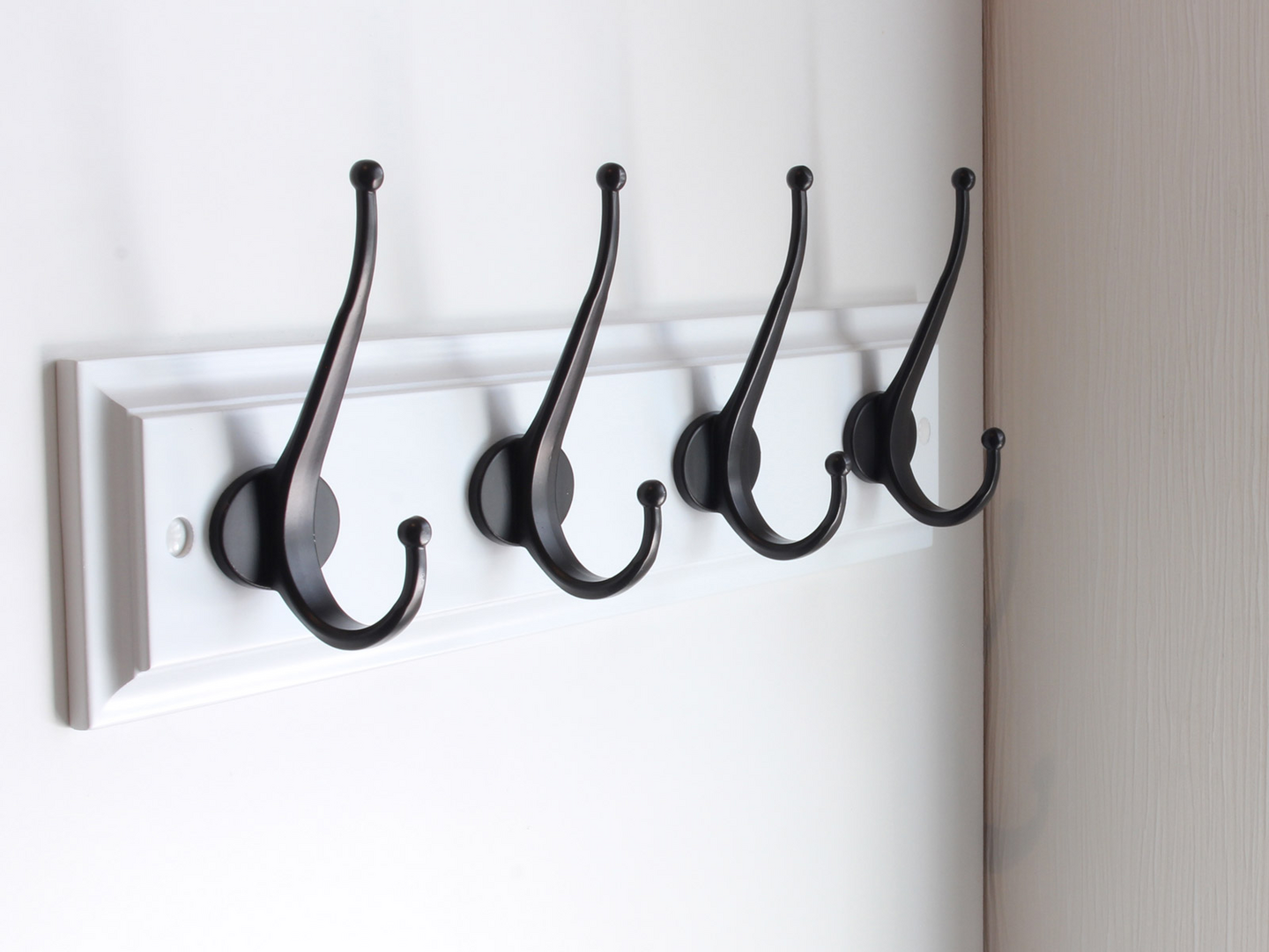 Vaatenaulakko Pisla Freda valkoinen 4 koukkua musta