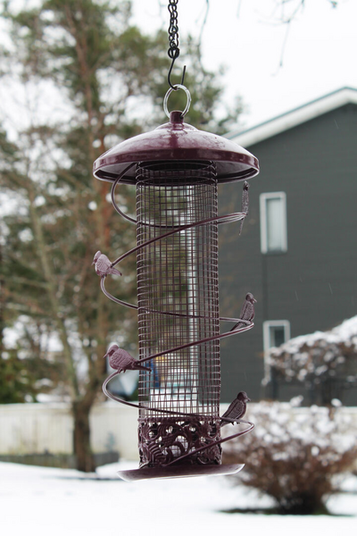 Pähkinänsyöttölaite koristelinnuilla