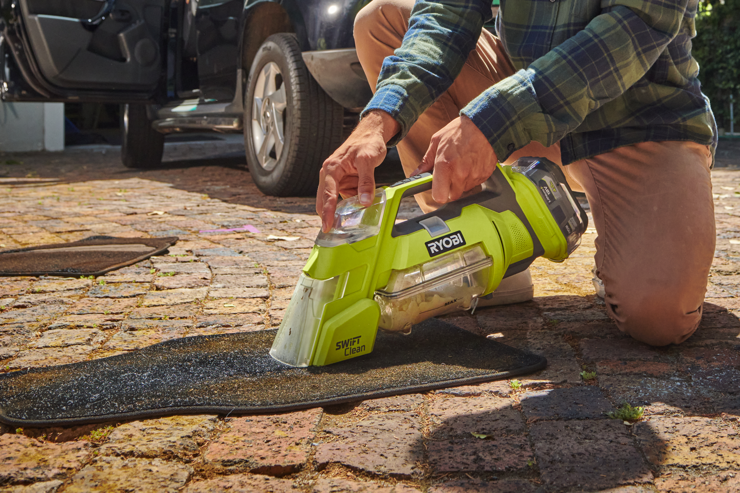 Akkutekstiilipesuri Ryobi RDC18-1C20G 18V ONE+ 2,0Ah akku pesuainepullolla