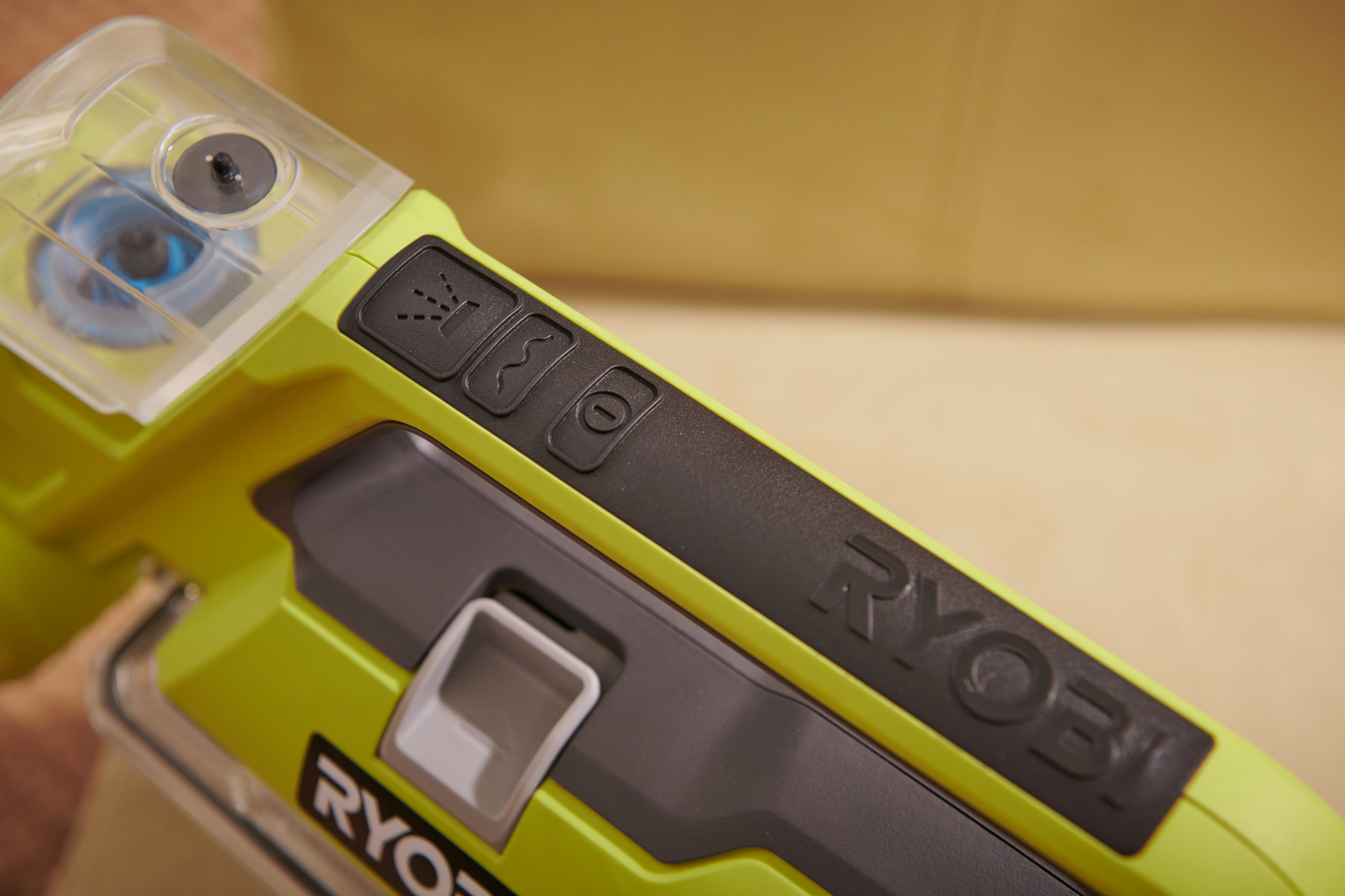 Akkutekstiilipesuri Ryobi RDC18-1C20G 18V ONE+ 2,0Ah akku pesuainepullolla