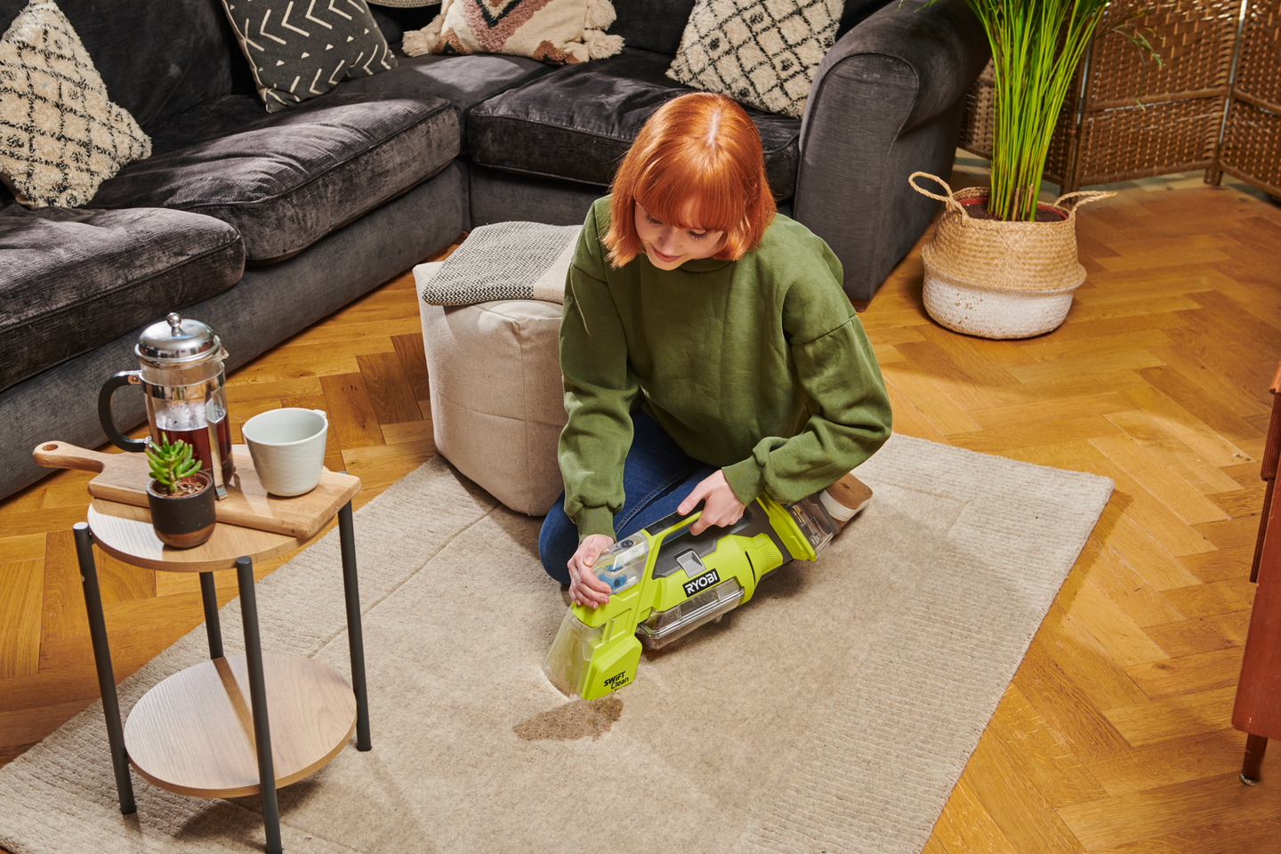 Akkutekstiilipesuri Ryobi RDC18-1C20G 18V ONE+ 2,0Ah akku pesuainepullolla