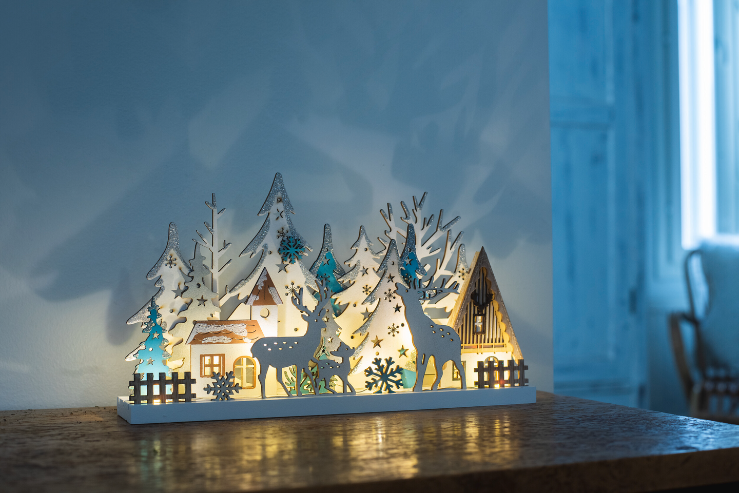 Puinen koriste Airam Stille värikäs