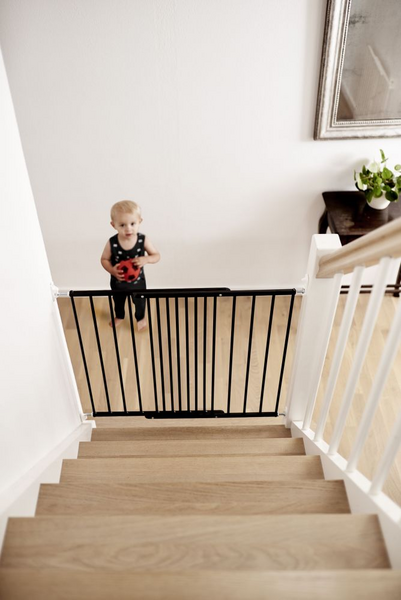 Turvaportti BabyDan Liva musta 62,5-106,8cm korkeus 68cm