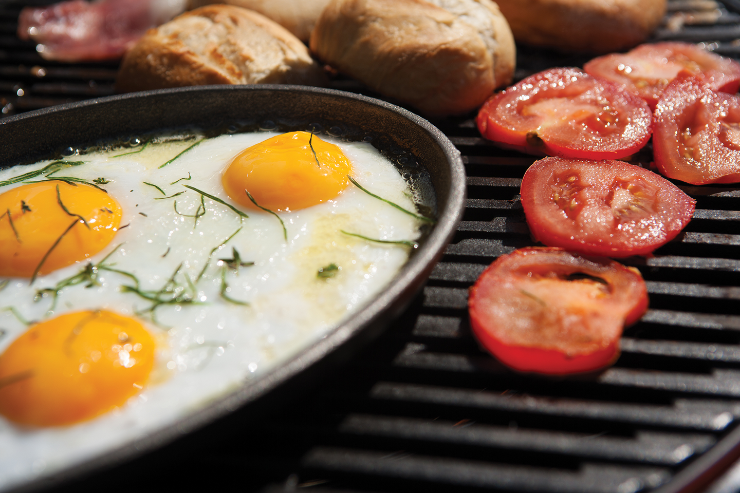 Valurautapannu Napoleon irrotettavalla kahvalla ja alustalla