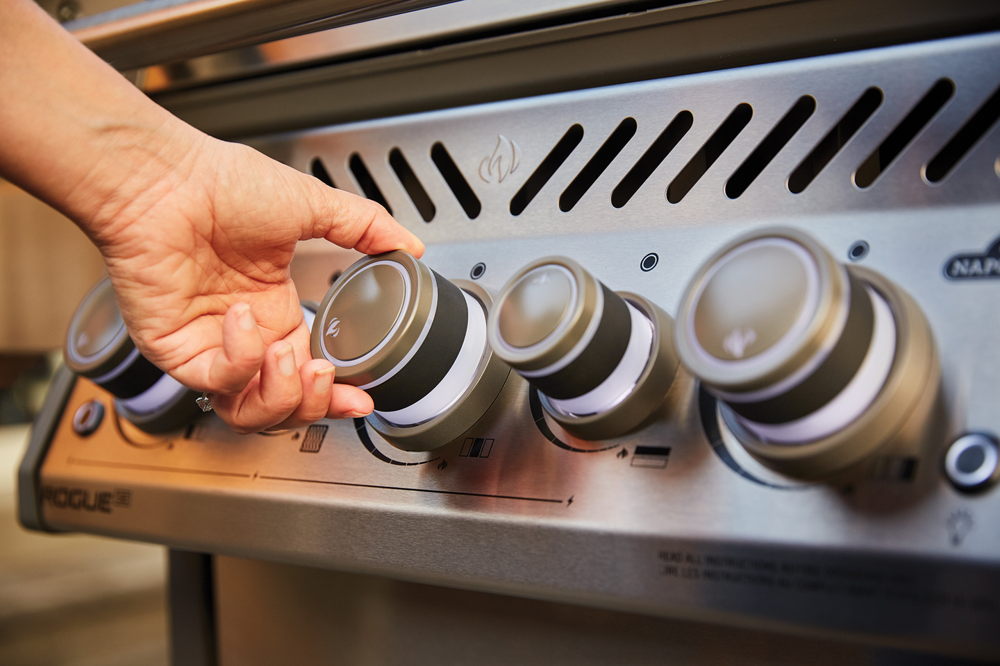 Kaasugrilli Napoleon Rogue SE425SIBPSS-1