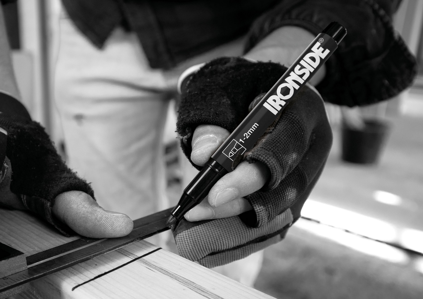 Permanenttitussi Ironside musta