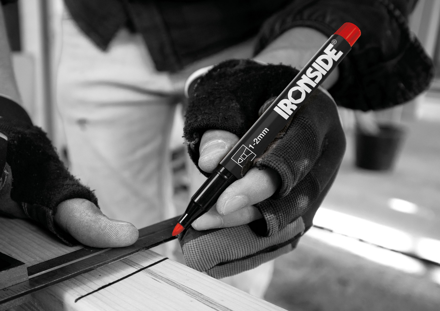 Permanenttitussi Ironside musta