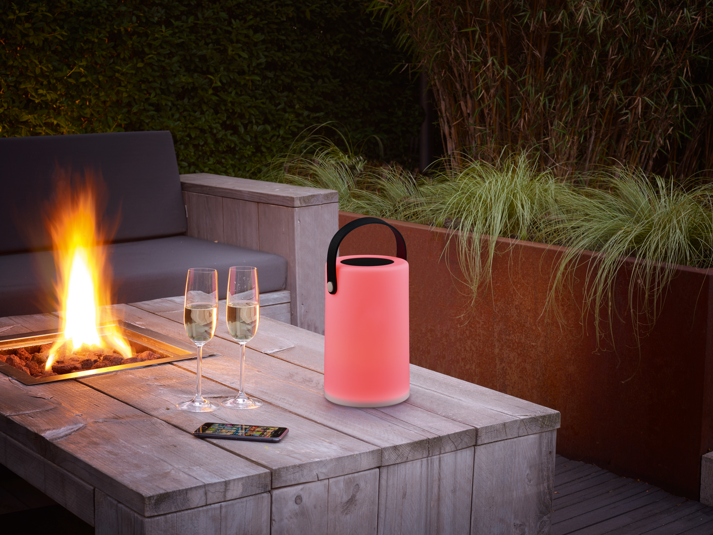 Pöytävalaisin TRIO Garcia led RGBW aurinkokennolla valkoinen