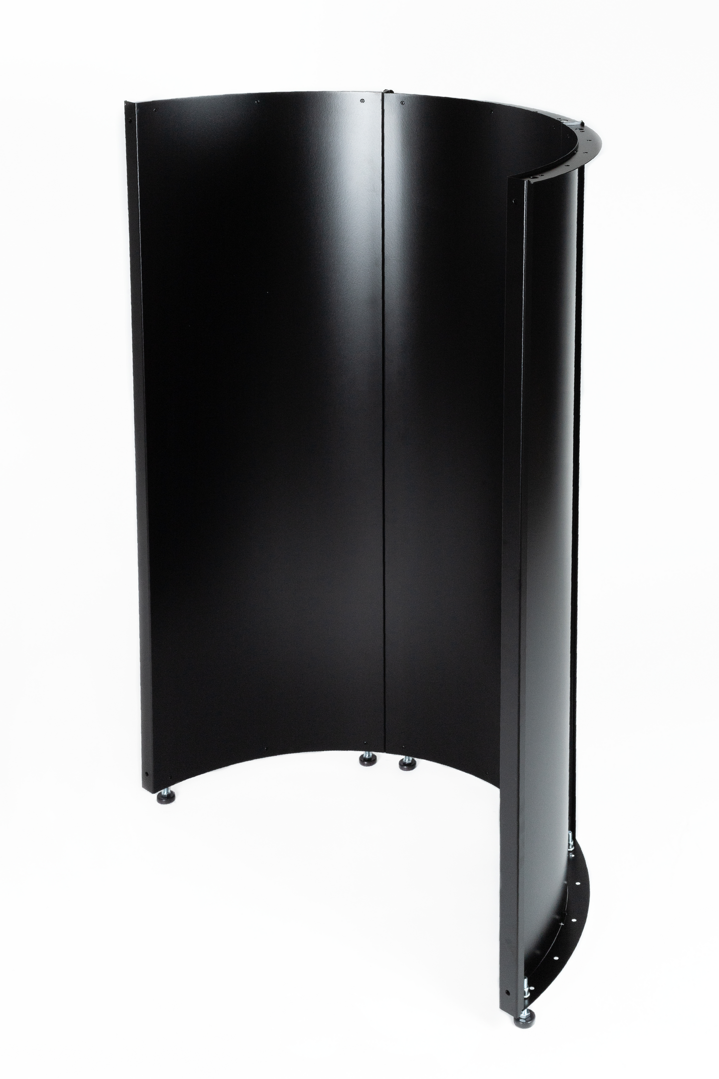 Kiukaan suojaseinä kaareva Narvi musta