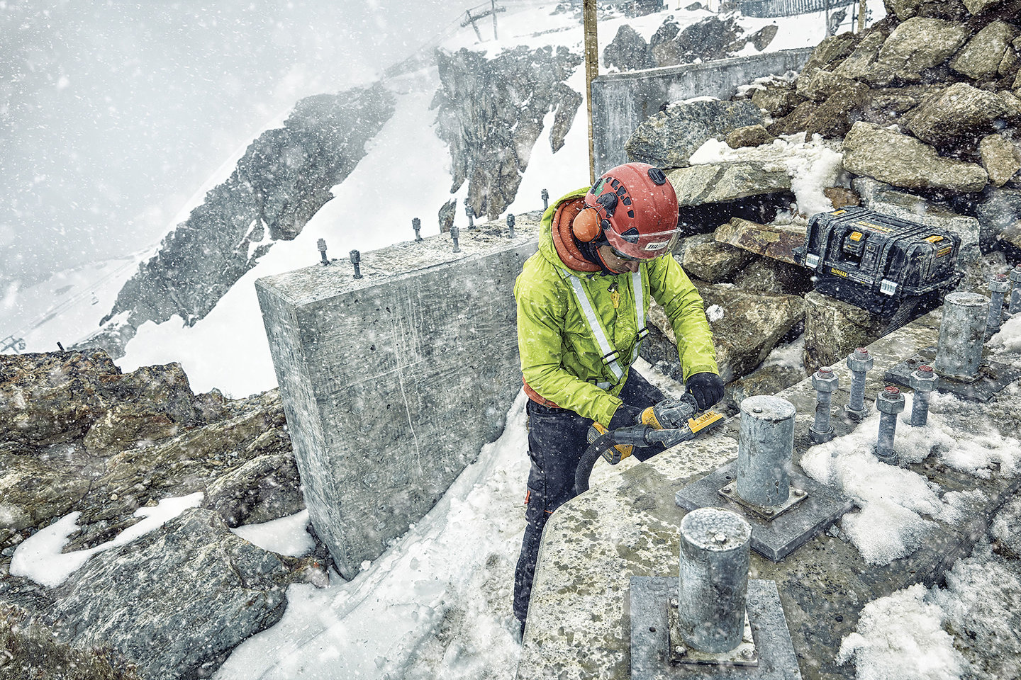 Akkukulmahiomakone DeWalt DCG418NT 54V runko