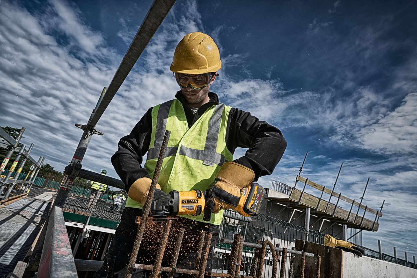 Akkukulmahiomakone DeWalt DCG418NT 54V runko