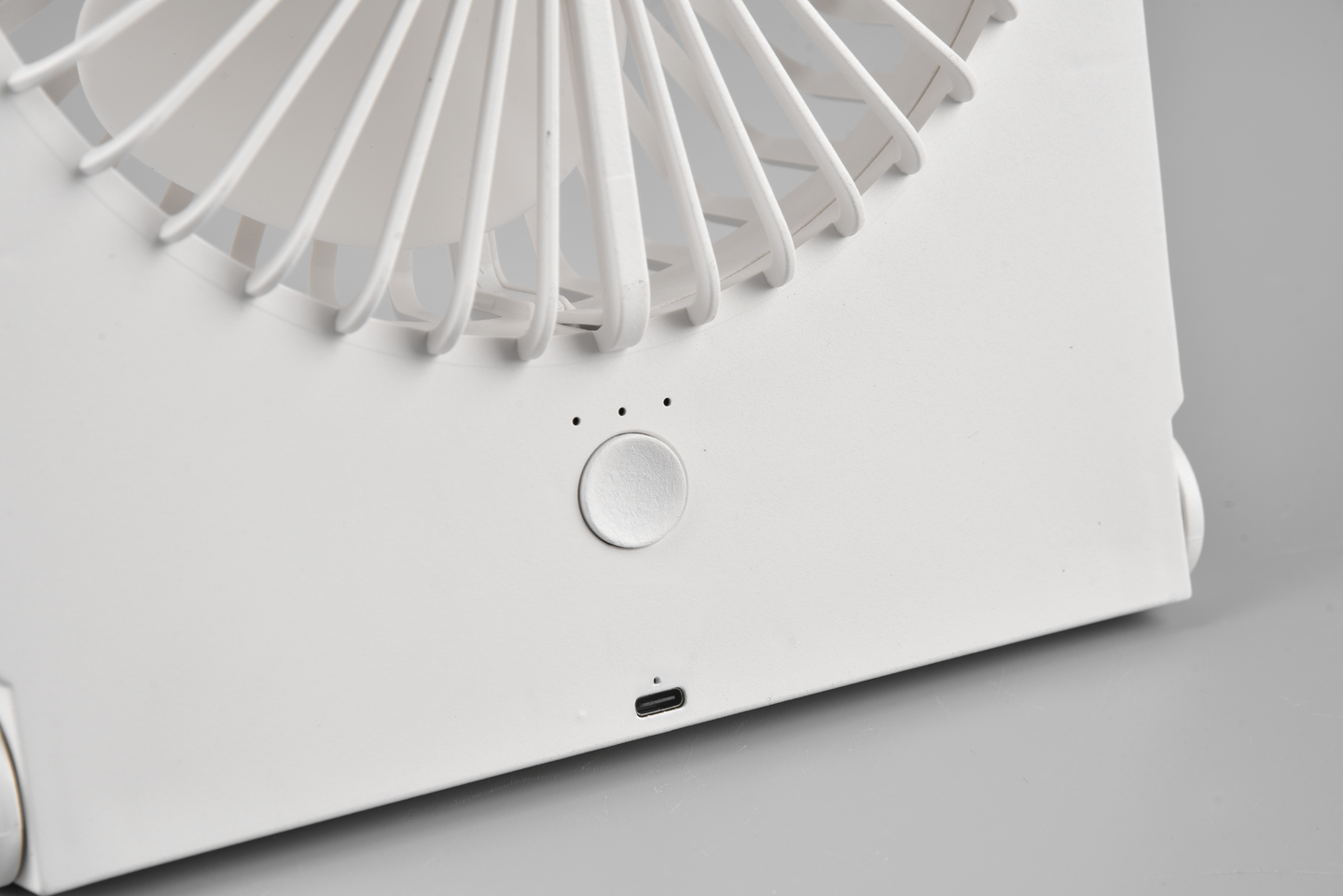 Pöytätuuletin TRIO Breezy ladattava mattavalkoinen 23cm