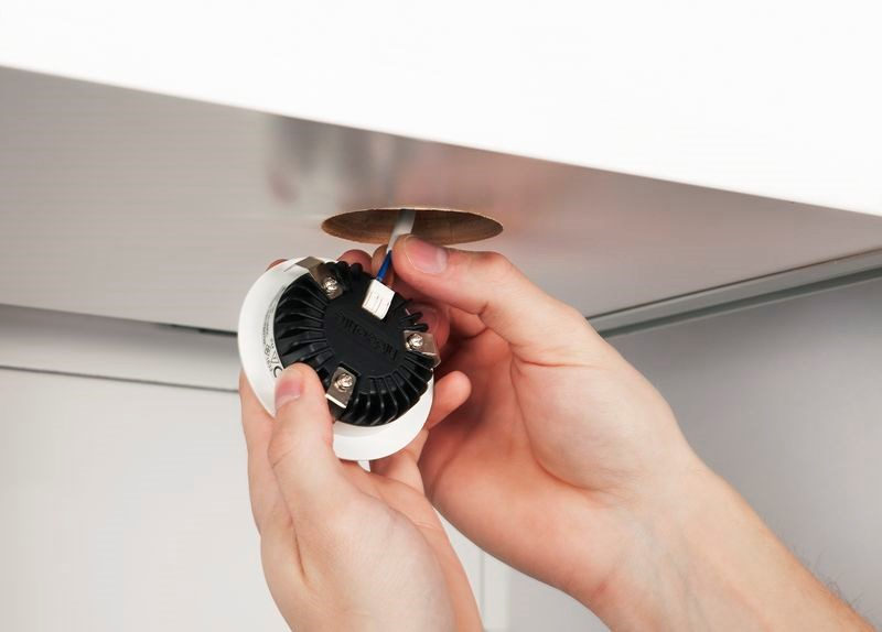 Led-alasvalo Hide-a-lite 12-sarja IP44 12V 290lm 4,3W 2700K valkoinen