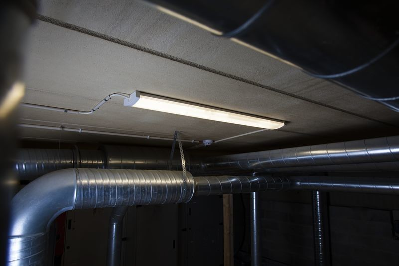 Yleisvalaisin Hide-a-lite Liteline IP44 6050lm 46W 830 valkoinen