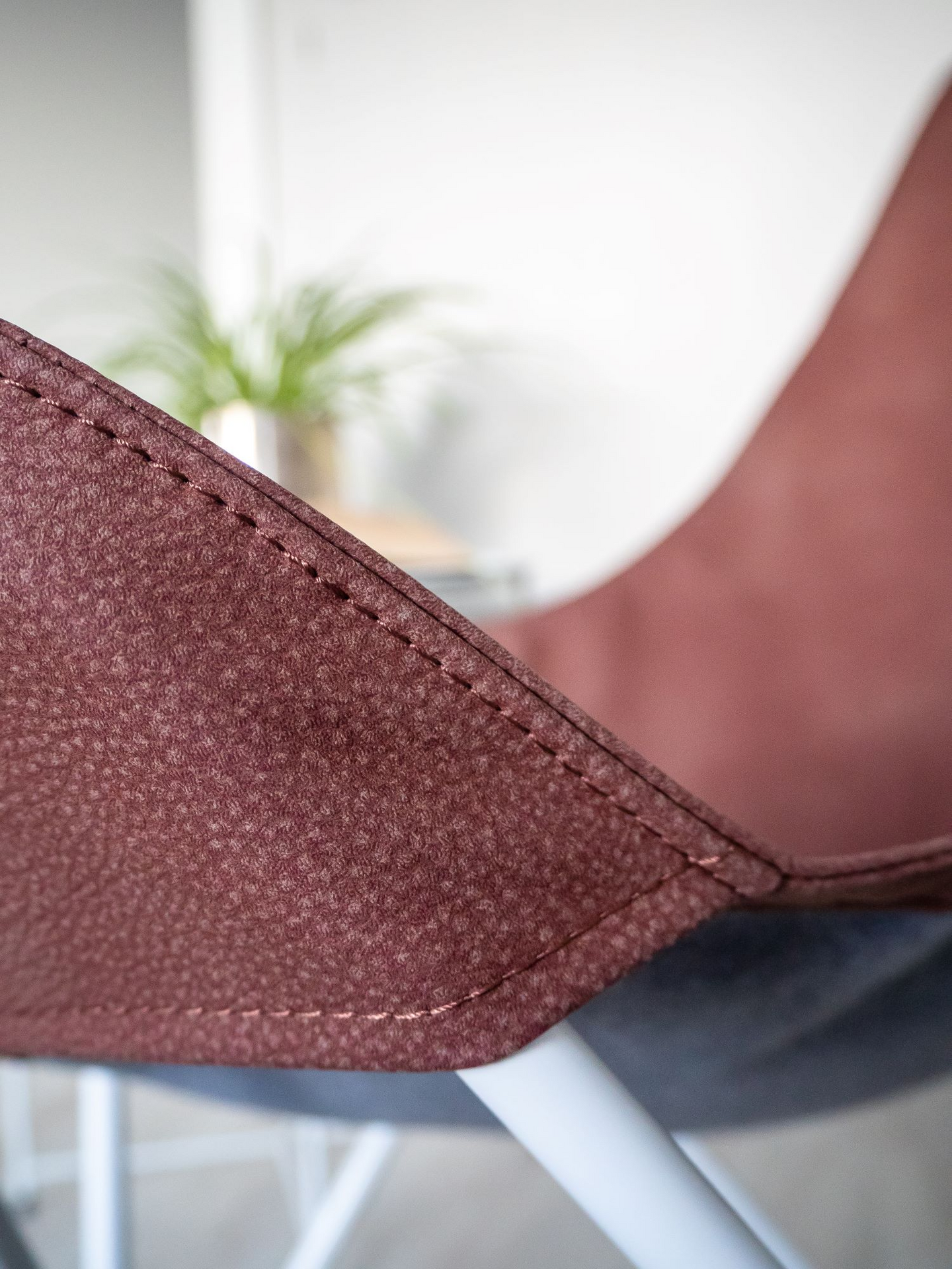 Keinonahkapäällinen lepakkotuoliin Varax ruskea