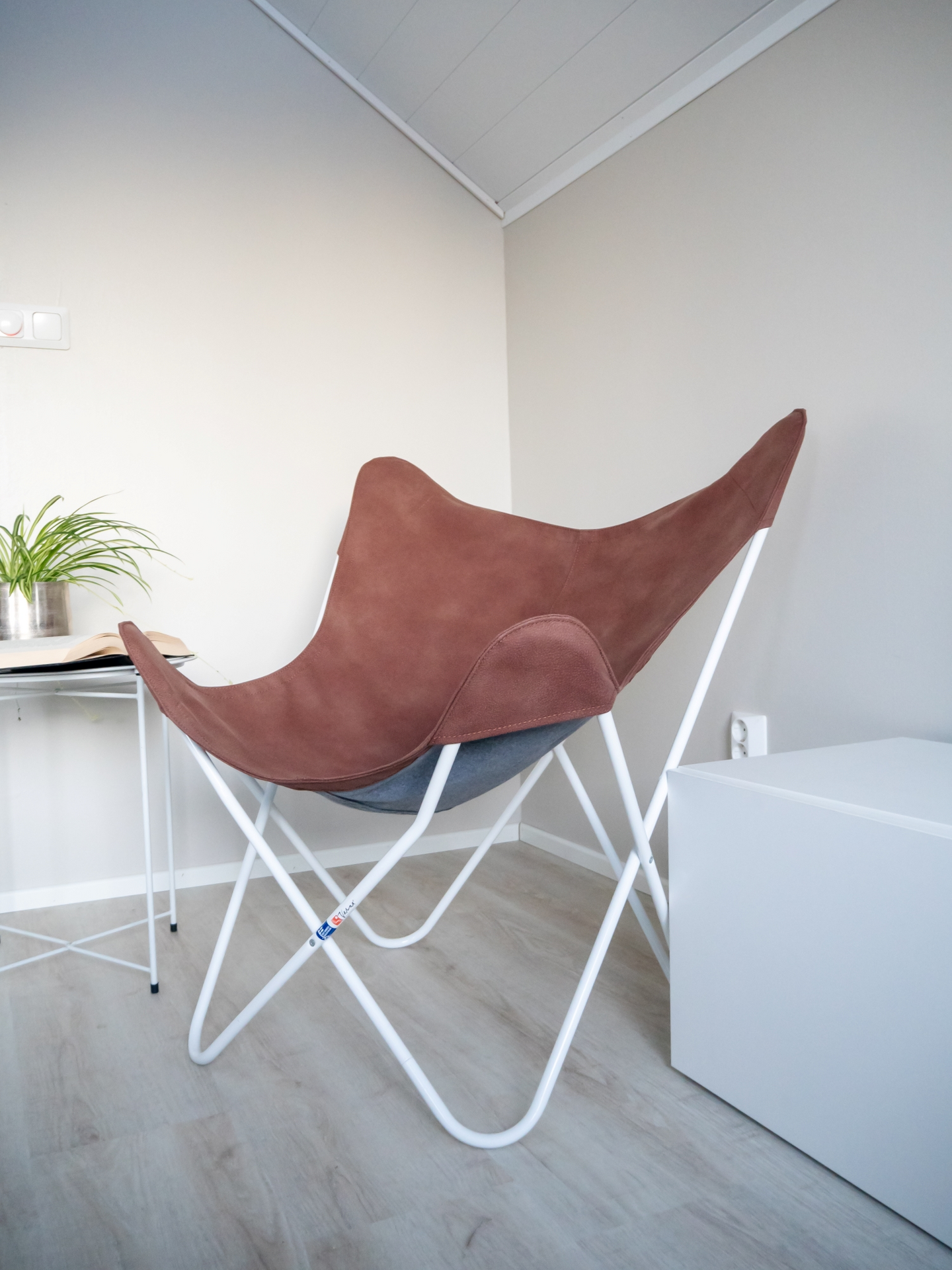 Keinonahkapäällinen lepakkotuoliin Varax ruskea