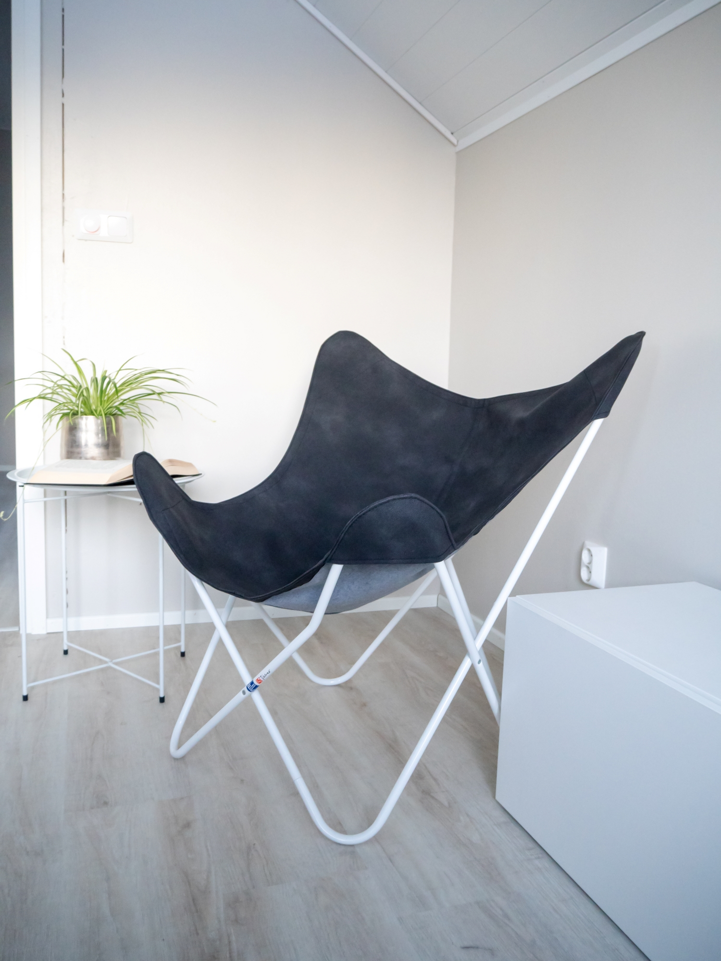 Keinonahkapäällinen lepakkotuoliin Varax musta