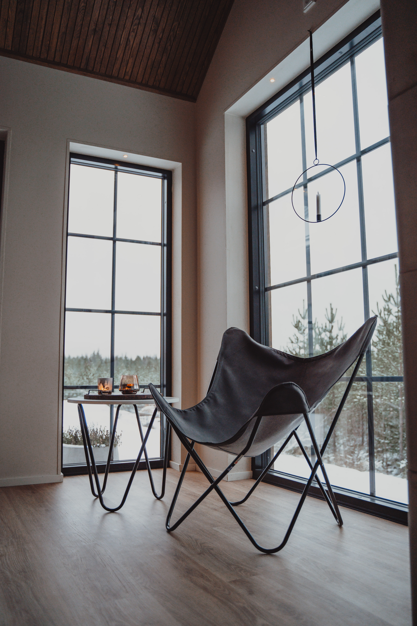 Keinonahkapäällinen lepakkotuoliin Varax musta