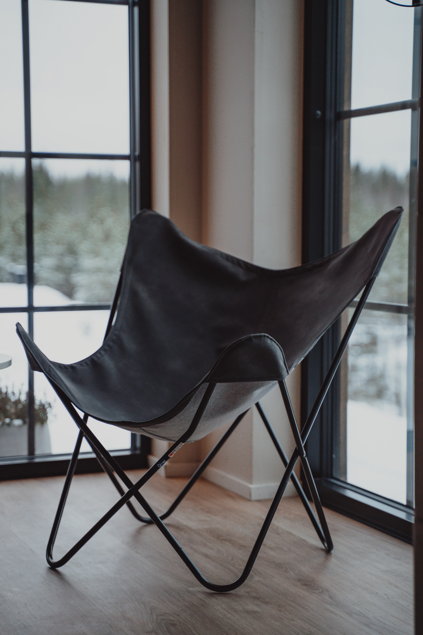 Keinonahkapäällinen lepakkotuoliin Varax musta