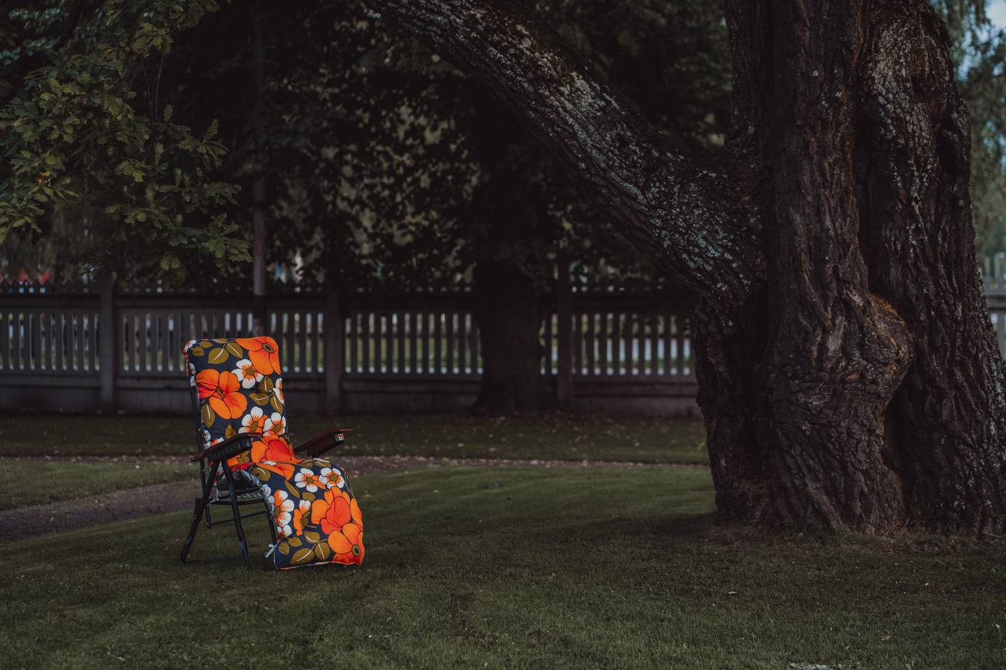 Baden Baden -tuoli Varax Nostalgia musta runko