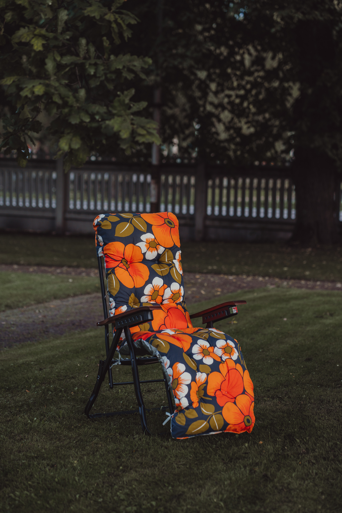 Baden Baden -tuoli Varax Nostalgia musta runko