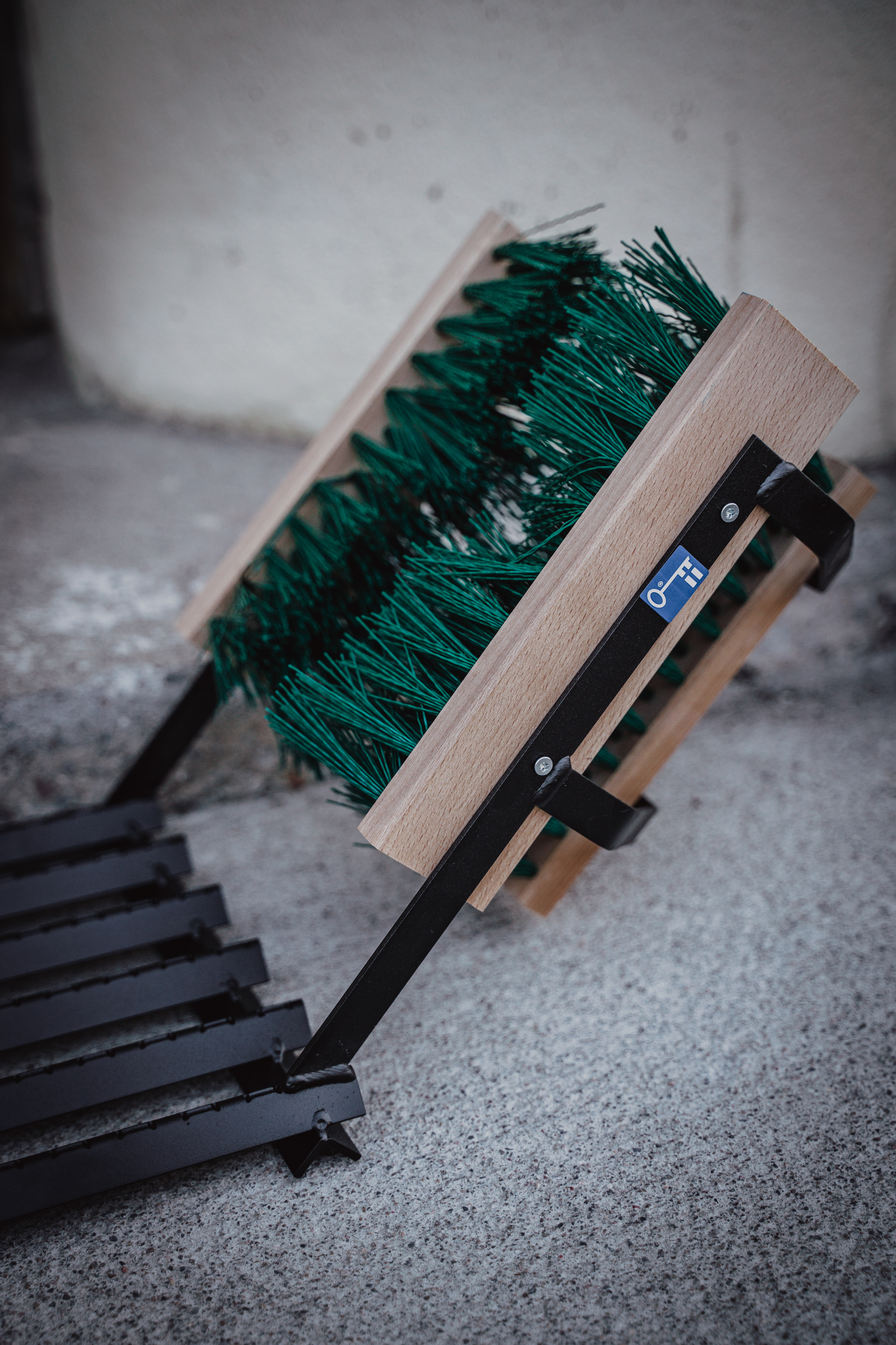 Rappuralli Varax 753 musta kuvio 3 harjaa