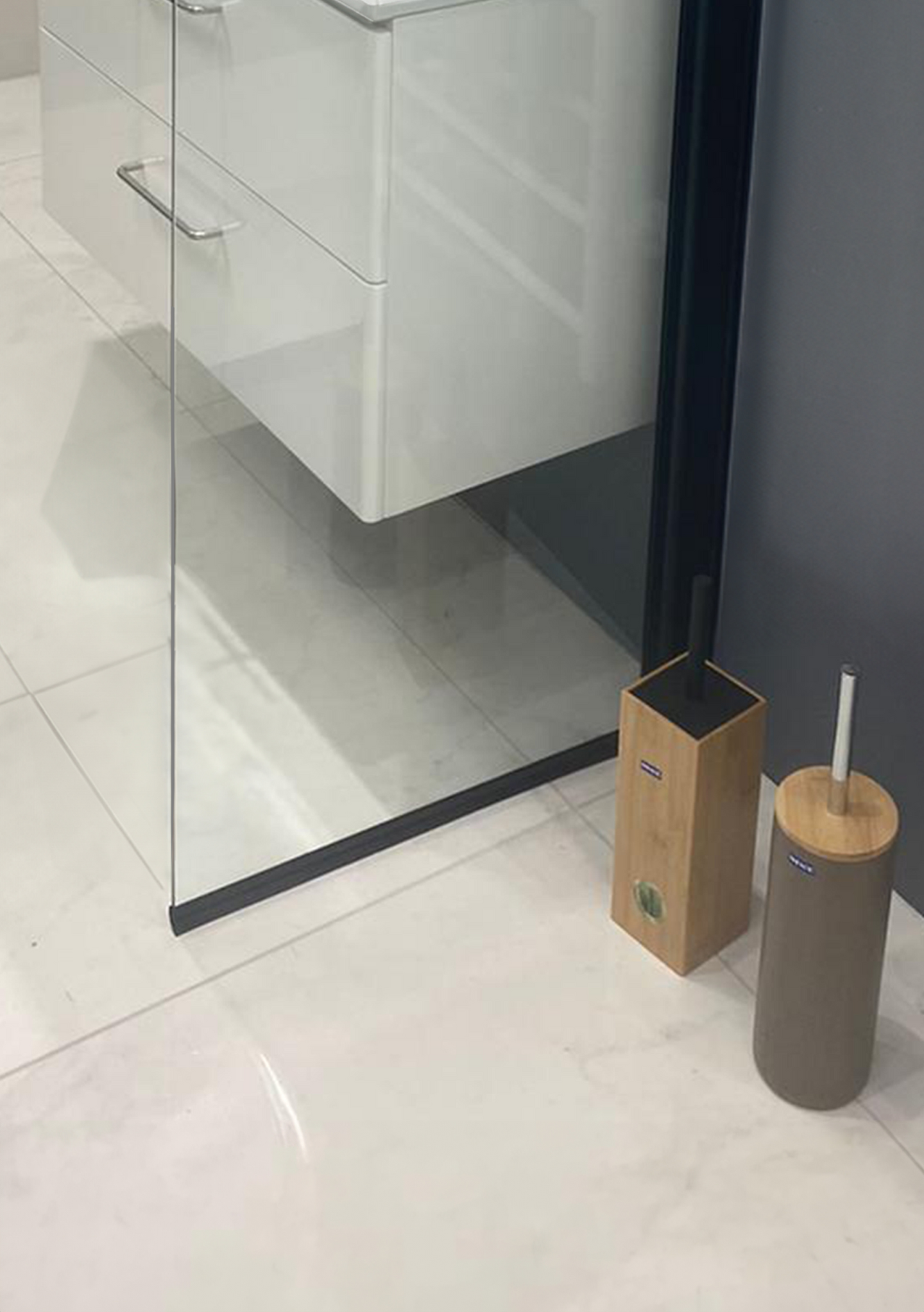 Suihkuseinä Tammiholma TAD kääntyvä 600x1900mm kirkas lasi ja musta profiili