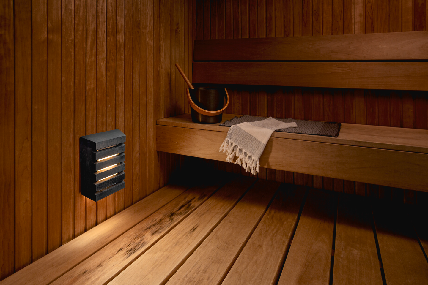 Saunavalaisin Airam 260SQ led 8W 500lm himmennettävä musta