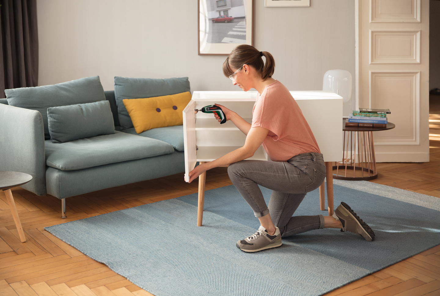 Akkuruuvinväännin Bosch IXO 7 + vesivaaka 12 cm