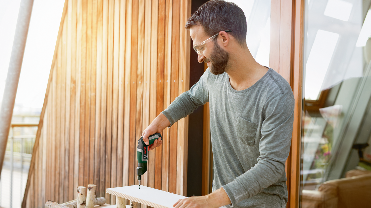 Akkuruuvinväännin Bosch IXO 7 + vesivaaka 12 cm