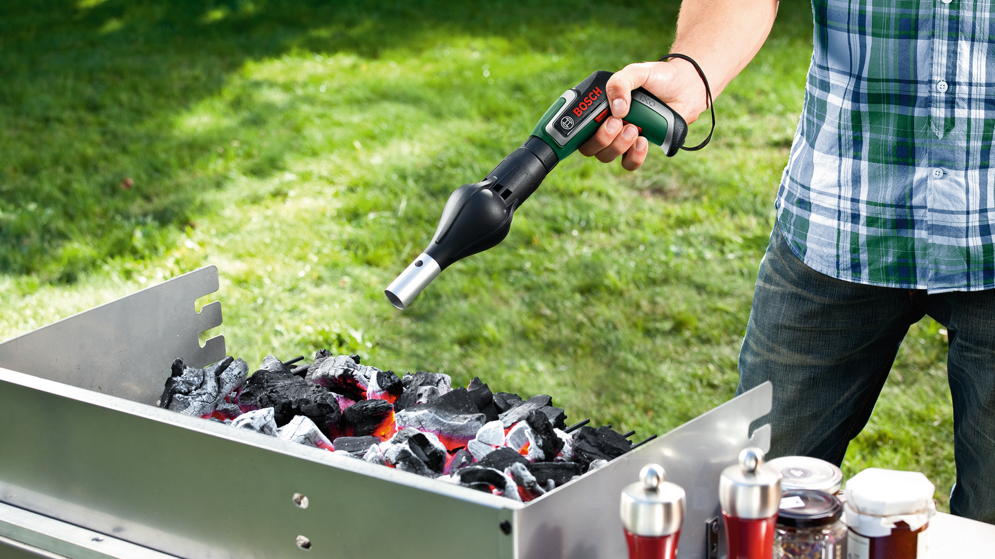 Akkuruuvinväännin Bosch IXO 7 + vesivaaka 12 cm