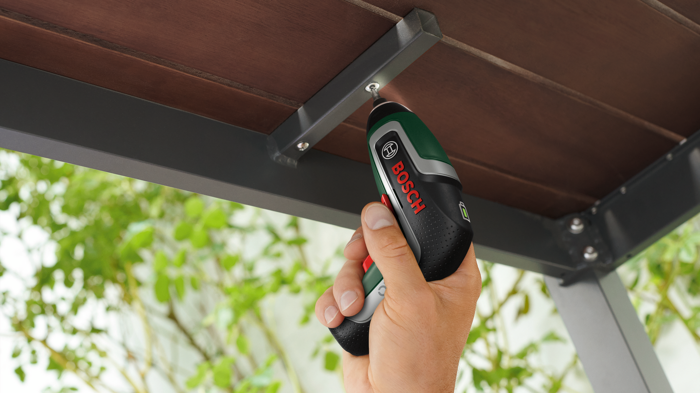 Akkuruuvinväännin Bosch IXO 7 + vesivaaka 12 cm