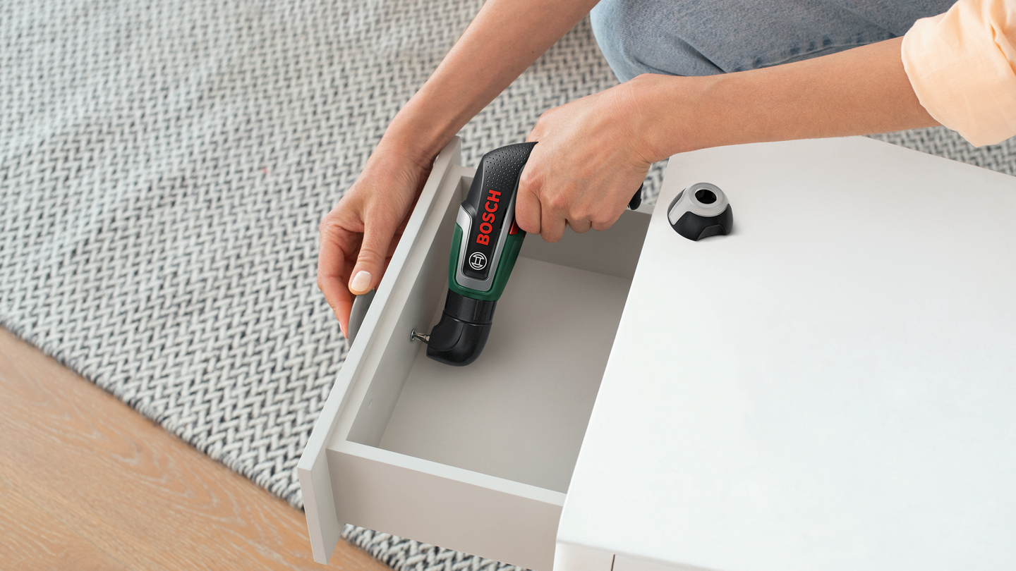 Akkuruuvinväännin Bosch IXO 7 + vesivaaka 12 cm