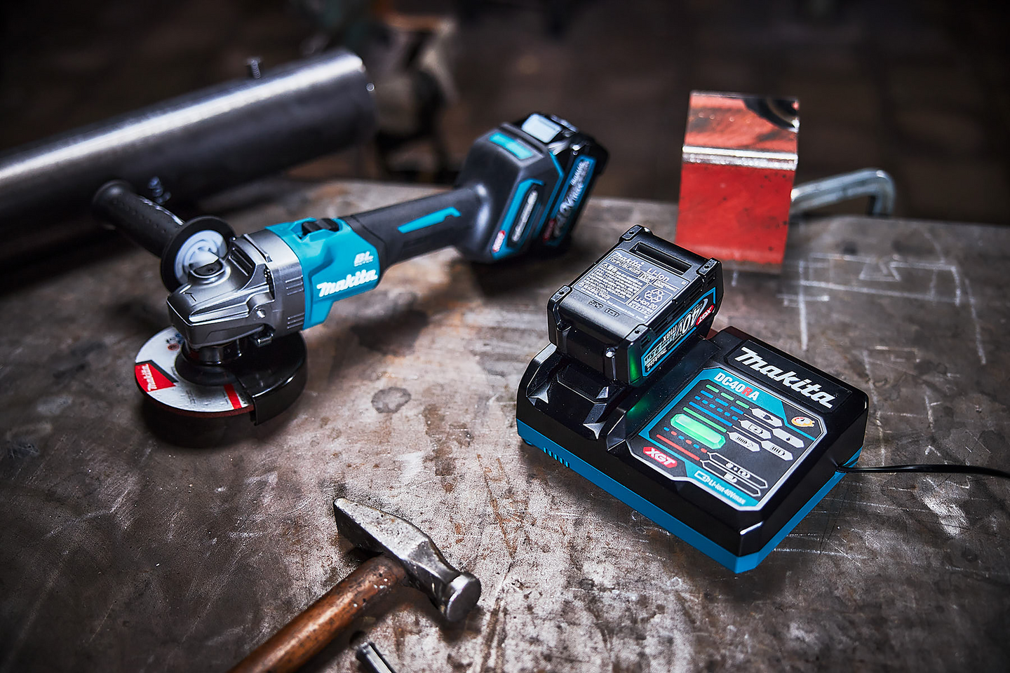 Latauslaite Makita DC40RA 40V XGT BULK
