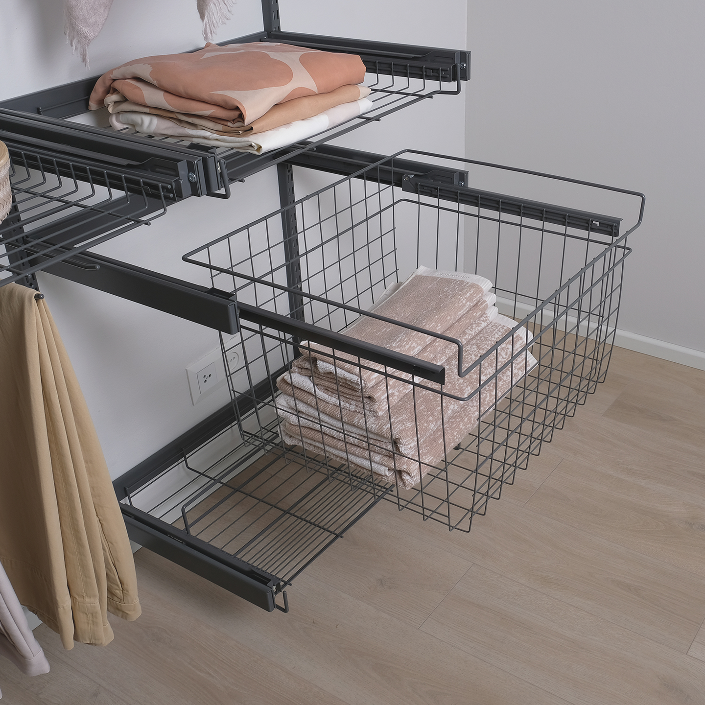 Ulosvedettävä rullakori LM 605 kehyksellä M600 korkea antrasiitti