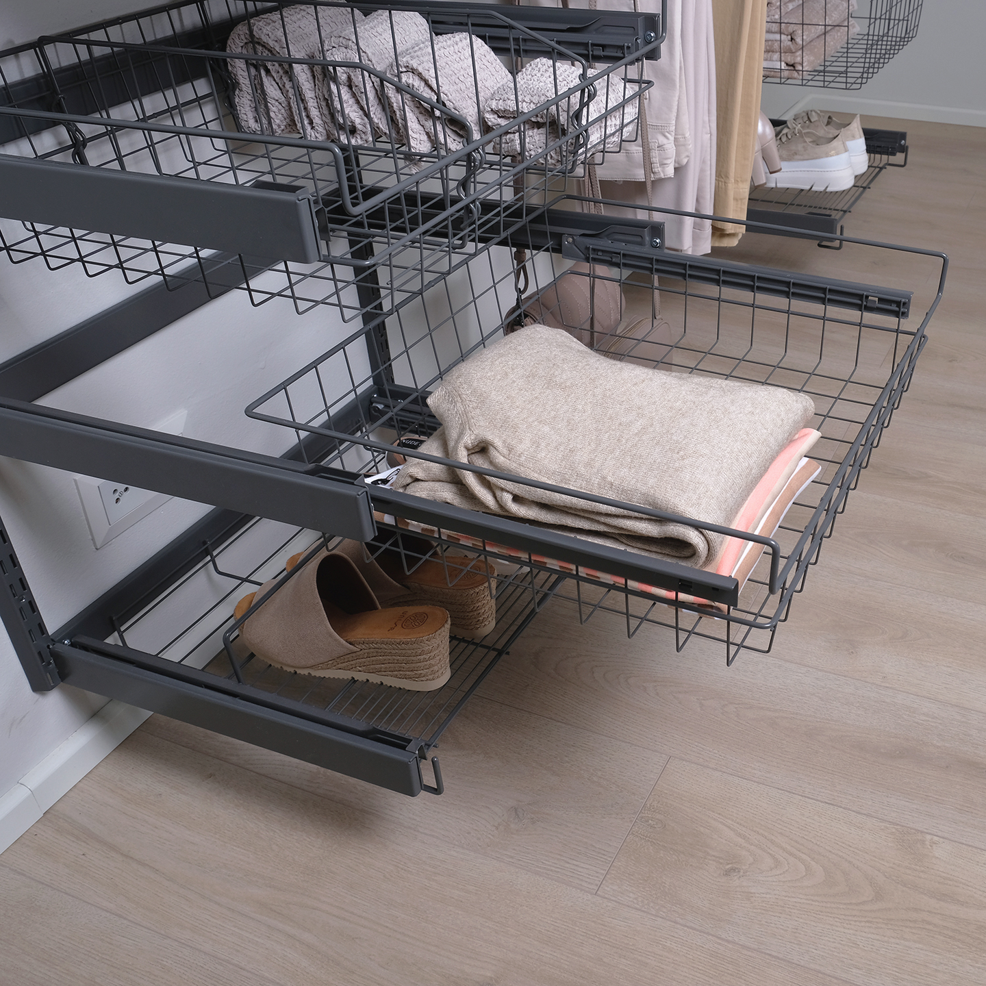 Ulosvedettävä rullakori LM 606 kehyksellä M800 matala antrasiitti