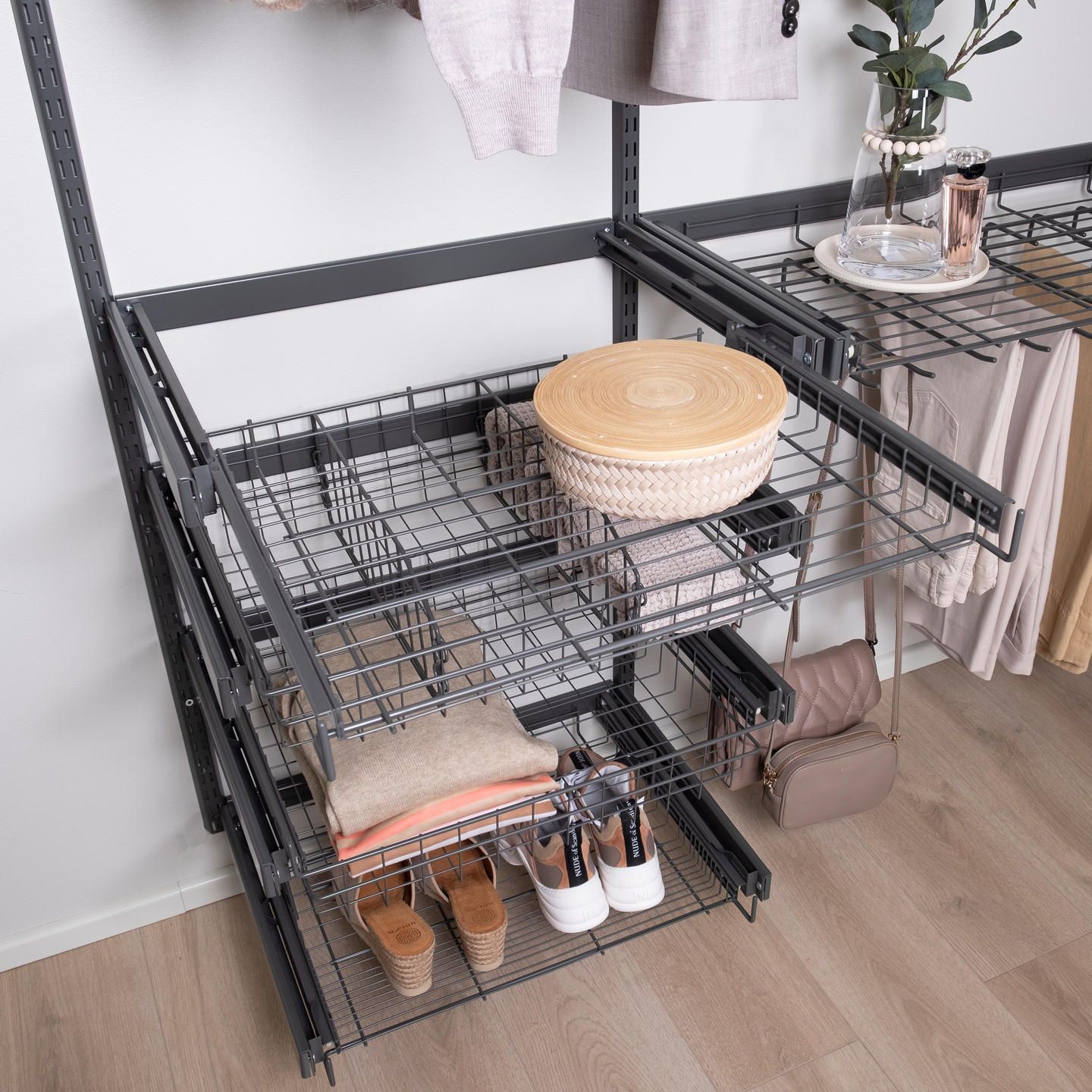 Ulosvedettävä hyllytaso LM 643 kehyksellä M800 antrasiitti