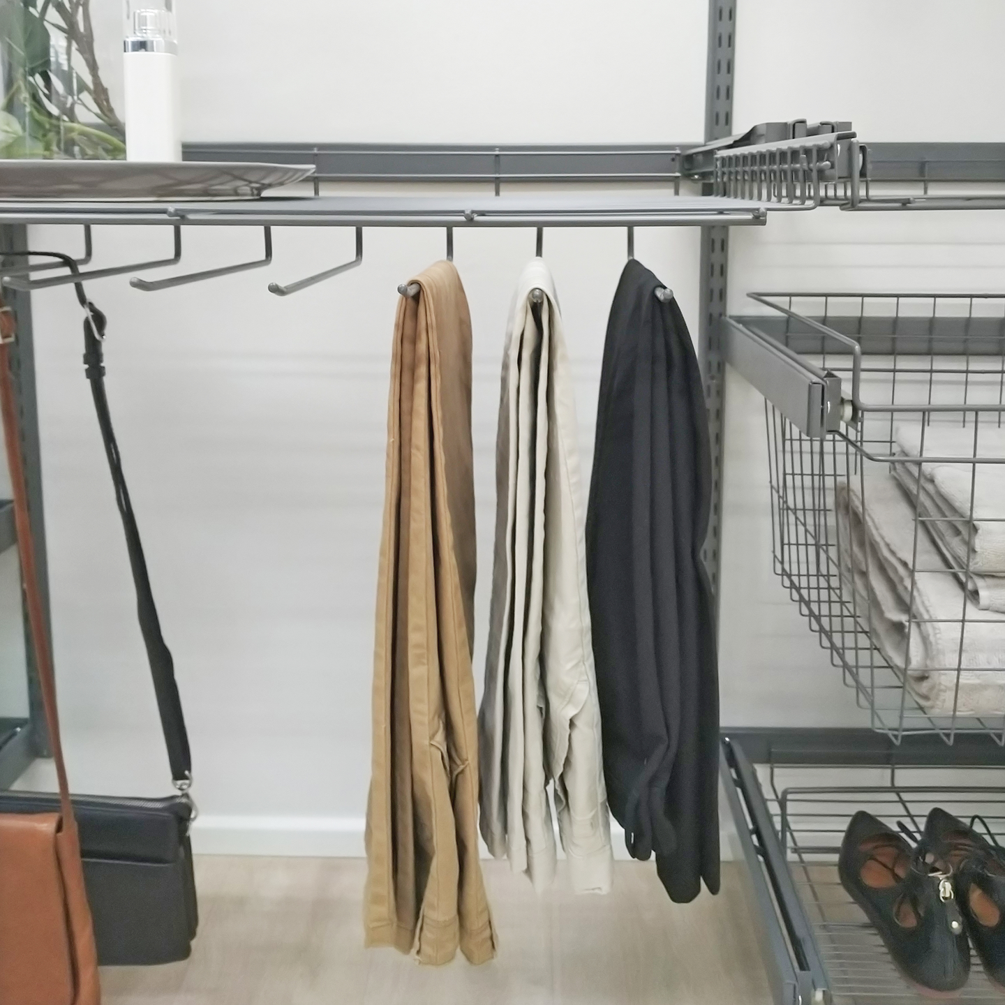 Ulosvedettävä housuteline LM 651 kehyksellä M500 antrasiitti