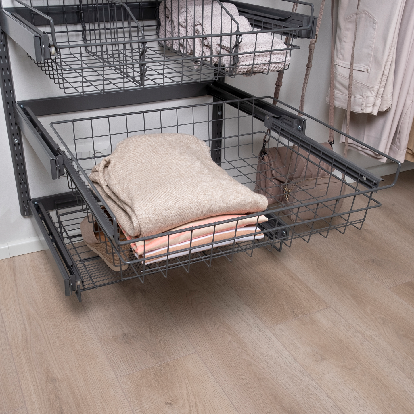 Ulosvedettävä rullakori LM 606 kehyksellä M800 matala antrasiitti