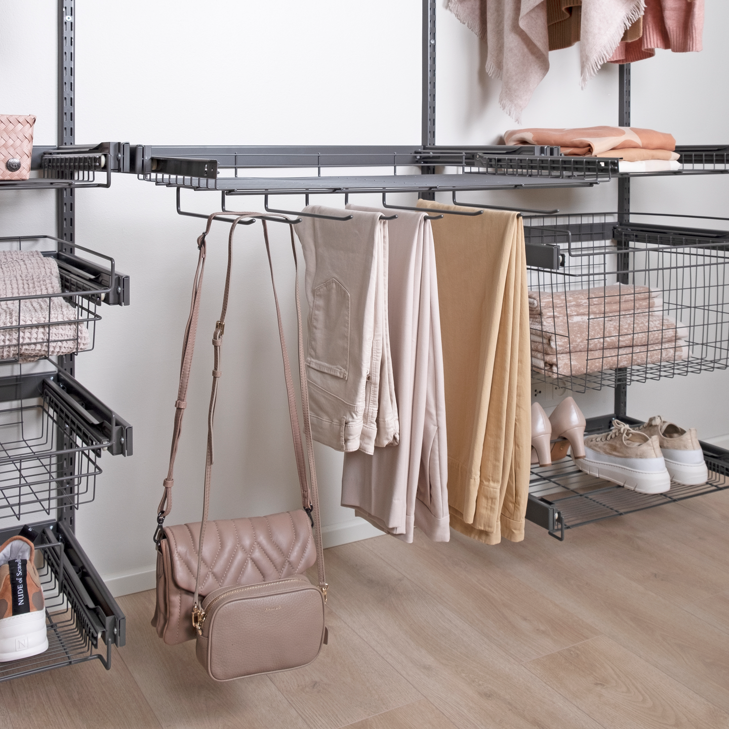 Ulosvedettävä housuteline LM 651 kehyksellä M500 antrasiitti